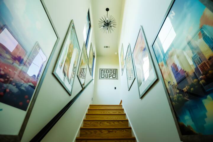 20 mins to downtown/Cowboy Pool /Hot Tub/Sleeps 12 gallery image 5