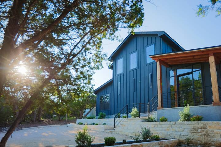 20 mins to downtown/Cowboy Pool /Hot Tub/Sleeps 12 gallery image 4