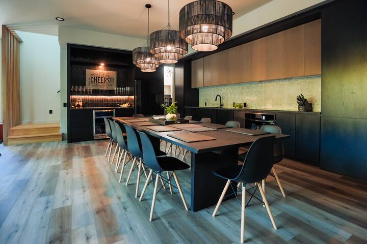 20 mins to downtown/Cowboy Pool /Hot Tub/Sleeps 12 gallery image 2