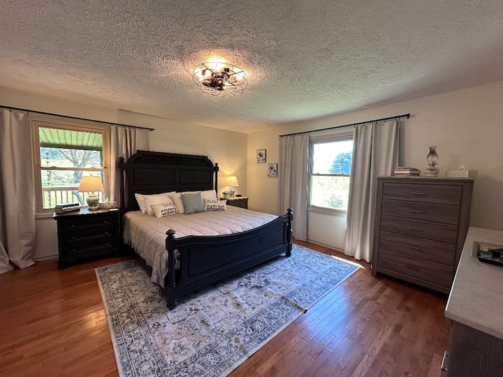 Დიდ ძირითად საძინებელში არის დიდი საწოლი, ორი კომოდი და ჭკვიანი ტელევიზორი, რომელიც სააბაზანოსთანაა