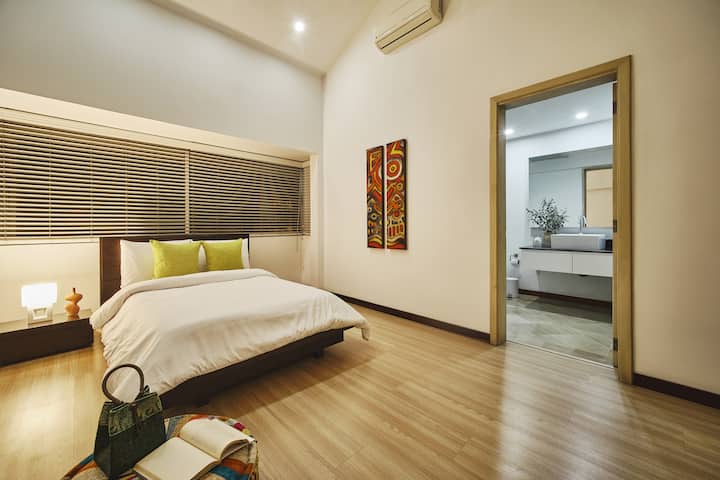 ¡Qué manera de despertarse! Mi habitación con aire acondicionado cuenta con una cama doble ultra cómoda y baño privado