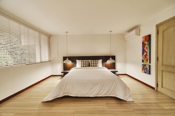 ¡Segundo dormitorio con aire acondicionado con una cama doble ultracómoda y un rincón de estudio!