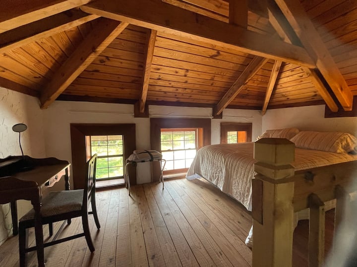 Manželskáka posteľ s toaletným stolíkom. K dispozícii je paraván. 