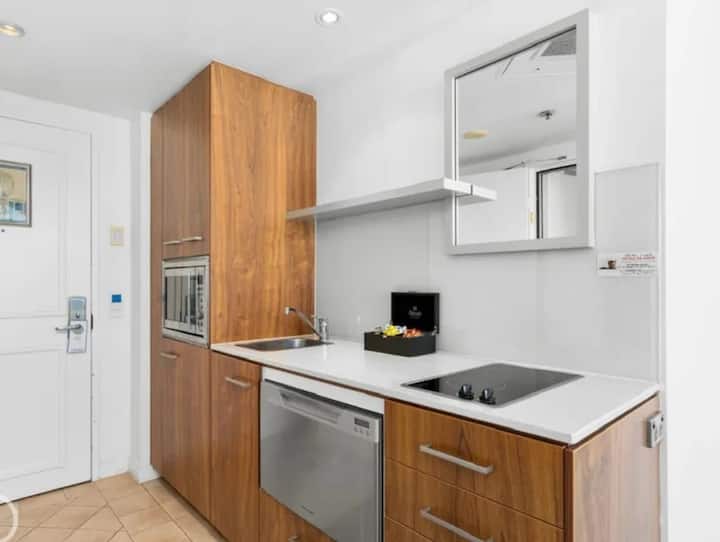 King Bed Studio With Ocean View In Legend Hotel - Surfers Paradise