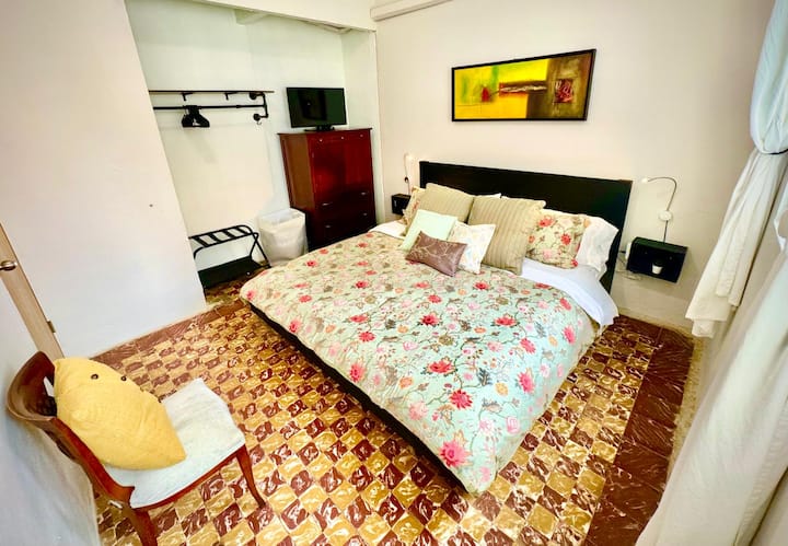 Aty ku rehatia takohet me luksin. Krevati im dopio "king" është zona më e mirë për t 'u çlodhur! ️✨ #BedroomGoals #CozyRetreat