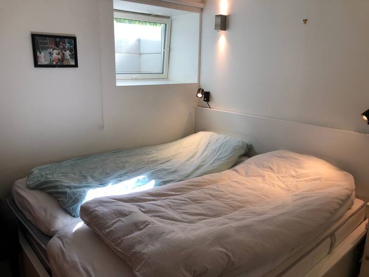 ห้องนอนใหญ่พร้อมเตียงคู่ขนาดใหญ่และสะดวกสบายมาก (180 x 200 ซม.)  

ห้องนอนทั้ง 3 ห้องของเราอยู่ในห้องใต้ดินและเย็นสบายแม้ในวันที่อากาศร้อน 