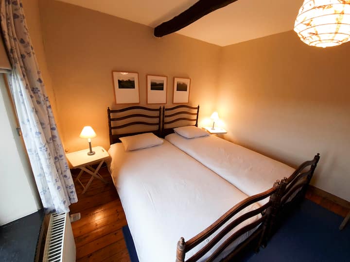 La chambre chaleureuse sur le jardin
