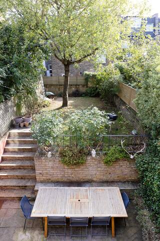 Stylish, large family home gallery image 5