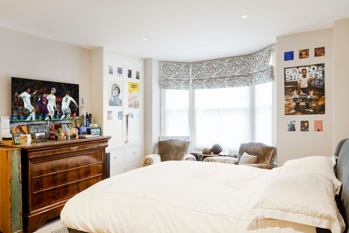 Stylish, large family home gallery image 4