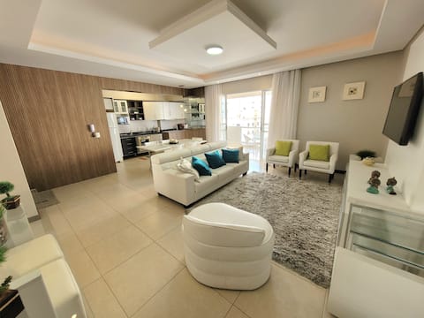 Top Airbnb: 4 Bedrooms, 2 spots, Sea view and great location! in Itapema