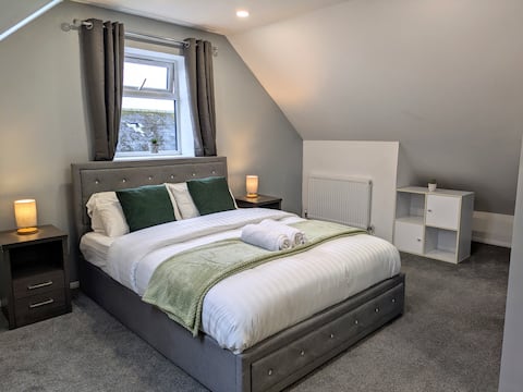 Tempting Telford, 4BR Home, 3 Bathrooms, Parking