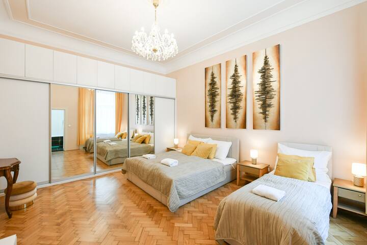 Huge 3bdr Charles Bridge Oldtown Apartment Centrum gallery image 2