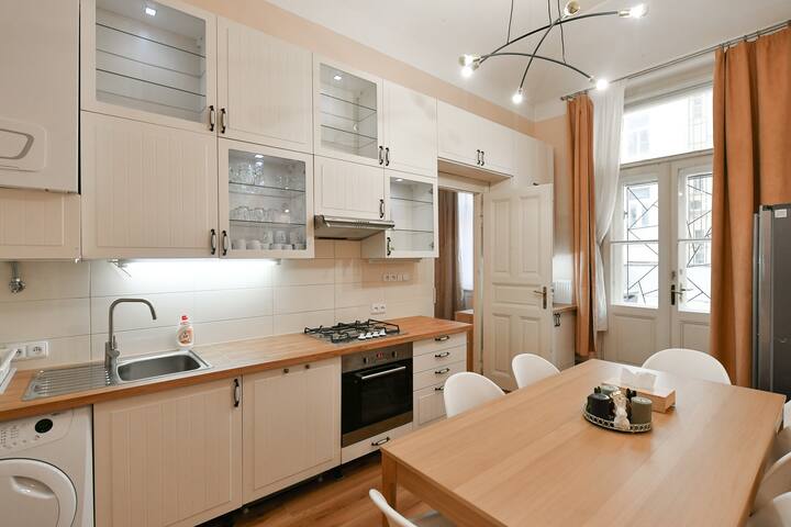 Huge 3bdr Charles Bridge Oldtown Apartment Centrum gallery image 3