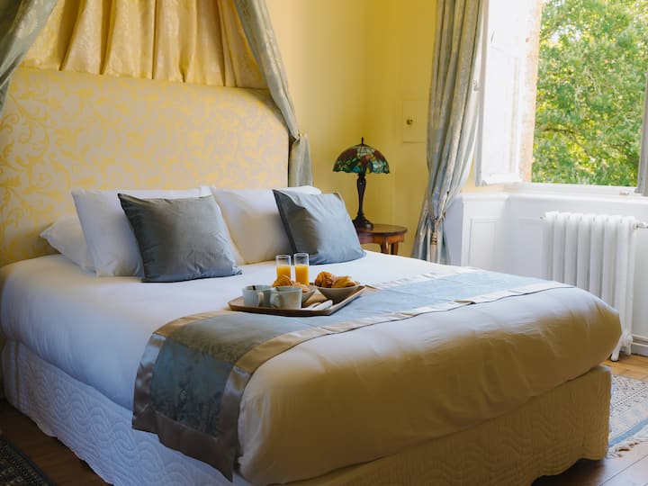 الراحة والأناقة: سرير واسع ومريح، مثالي للاسترخاء بعد يوم طويل.