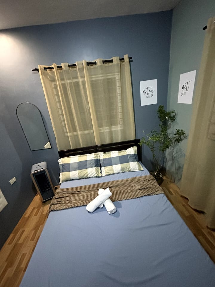  Uživajte u udobnom boravku uz klimatiziranu spavaću sobu i dodatni prijenosni ventilator.



Kuća se nalazi u neposrednoj blizini Tagaytaya pa možete uživati u hladnom povjetarcu u pokrajini bez potrebe za klima-uređajem. 



