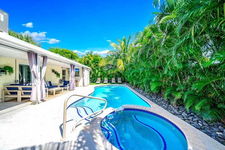 Heated Pool+Hot Tub! Private Beach Access! gallery image 2