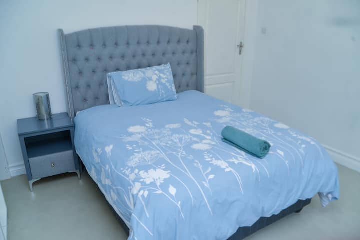 Dodatna / slobodna 4. spavaća soba idealna za goste. Ima jedan bračni krevet (160x200) i pristup vlastitoj kupaonici s tušem i WC školjkom. 