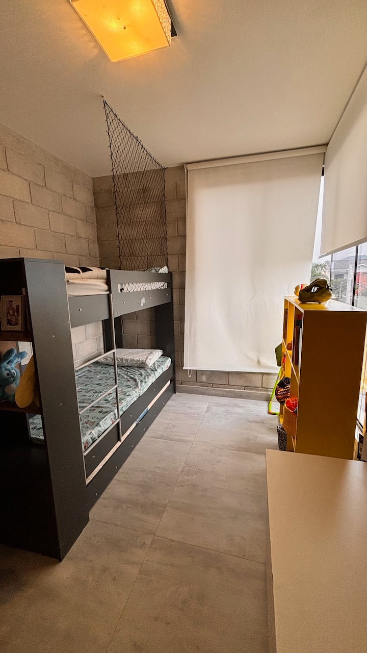 Una habitación versátil con una excelente y cómoda litera para adultos que puede alojar tanto a dos adultos como a dos niños. Habitación con excelente iluminación y posición.