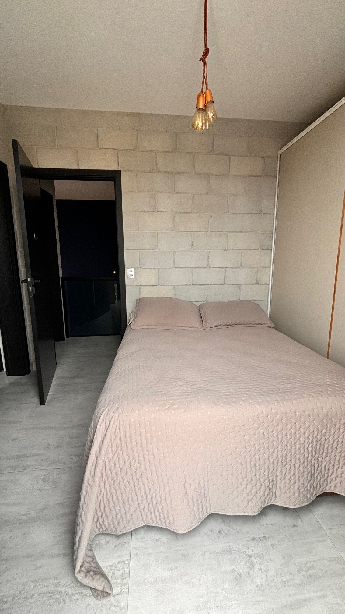 Barrio con una cama doble y un enorme balcón para tomar el sol en tumbonas mientras observas un denso bosque nativo de Santa Catarina con monos y aves de la región.