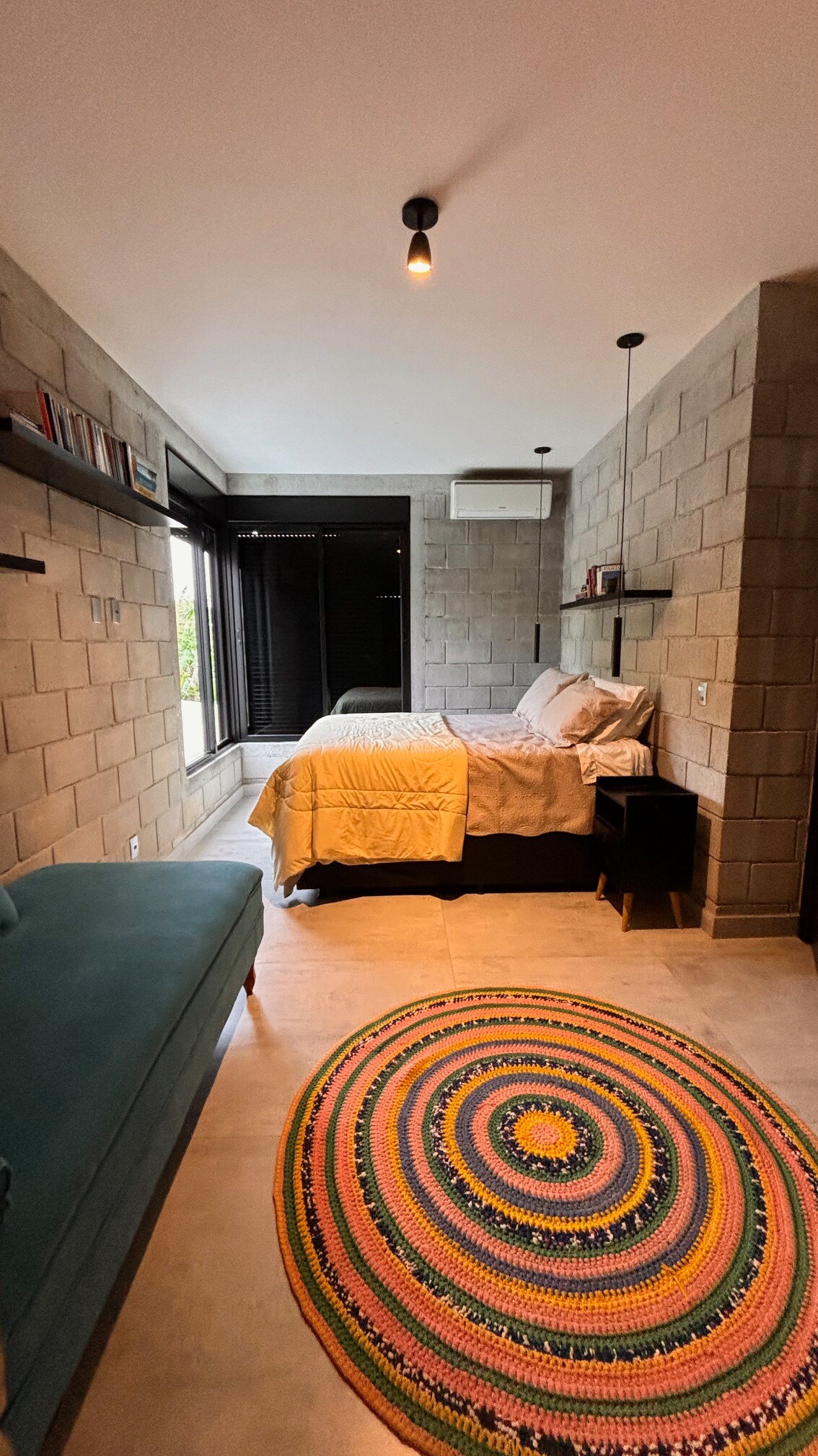 Amplia habitación con vistas al bosque nativo. La cama tamaño queen con colchón súper cómodo garantiza noches maravillosas. Un ambiente acogedor y encantador.