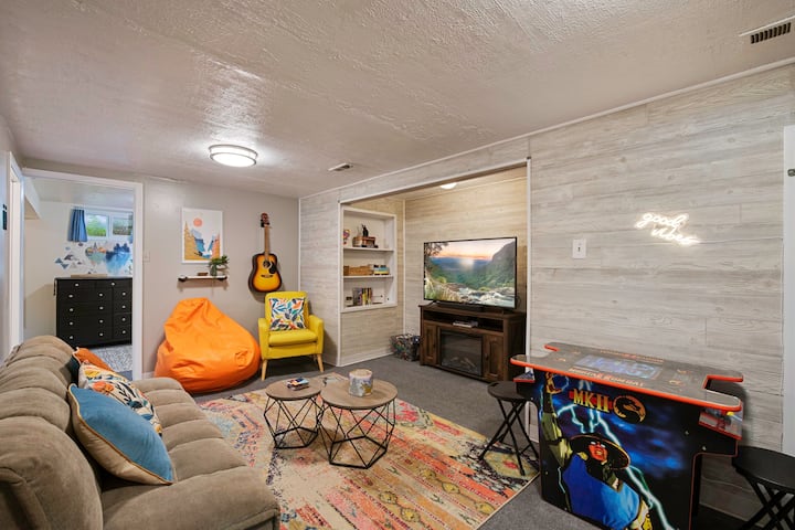 Насладете се на времето си заедно, гледайки филм, играейки една от многото видеоигри, настолни игри или дори китара!  Диванът е сгъваем за още един гост и ние осигуряваме спално бельо и за това.