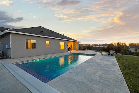 Hilltop Haven w/ Pool & Hottub!