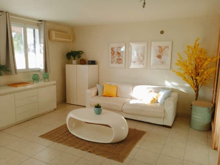 Skriňa s vešiakmi a širokým bufetom na uloženie týchto vecí.
