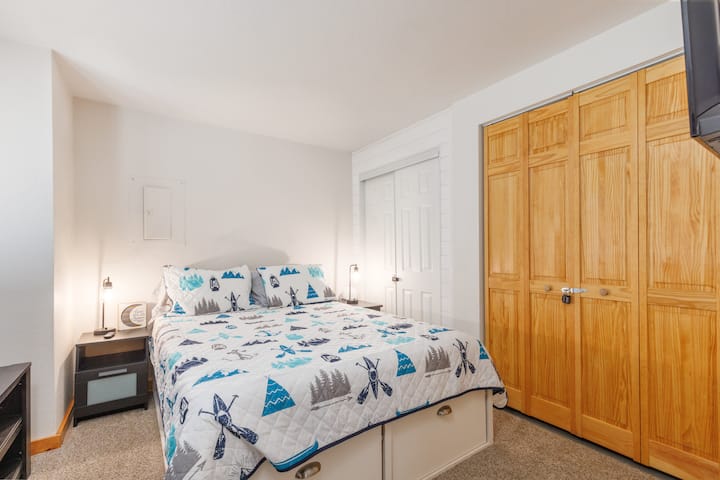 Krevat dopio "Queen"  
(Shënim: Dollapët janë të kyçur për produktet e pastrimit dhe nuk janë të disponueshëm për përdorim nga vizitorët.)