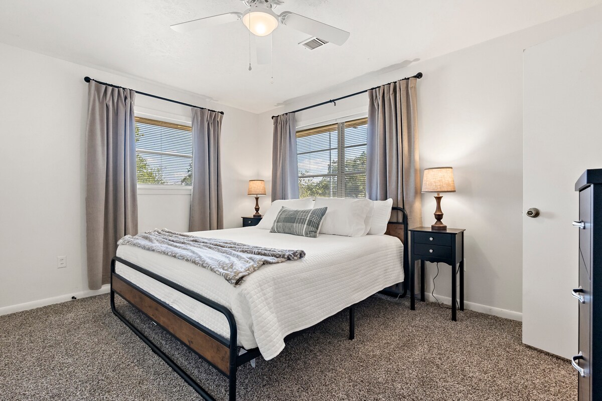 Dos ventanas permiten la luz natural en esta habitación con una cama tamaño king. Para aquellos que prefieren dormir en la oscuridad, las cortinas opacas proporcionadas te ayudarán a mantenerte dormido. Esta habitación también tiene acceso privado al baño Jack y Jill.