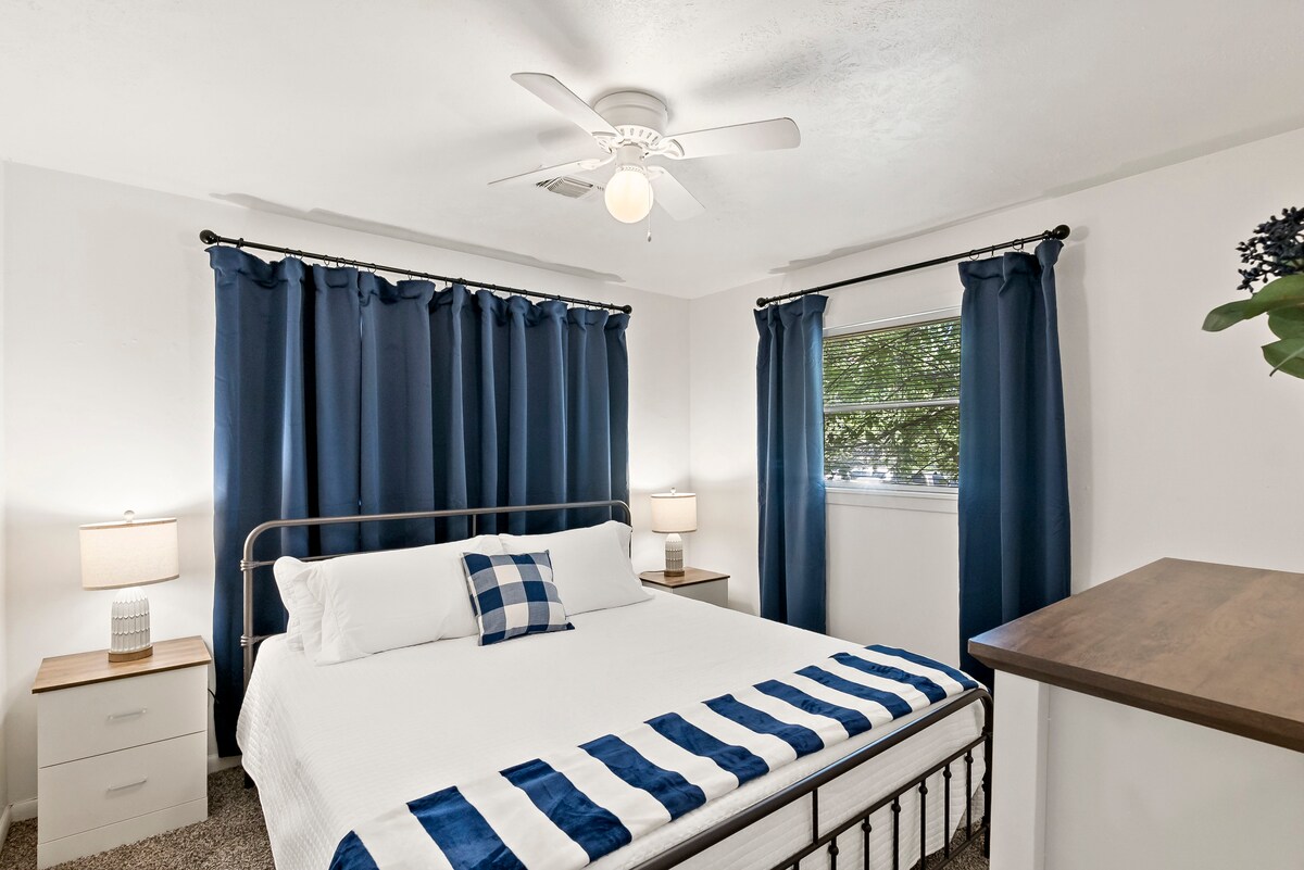 Otra habitación con una cama tamaño king y cortinas oscuras garantiza un sueño de buenas noches para sus ocupantes. 