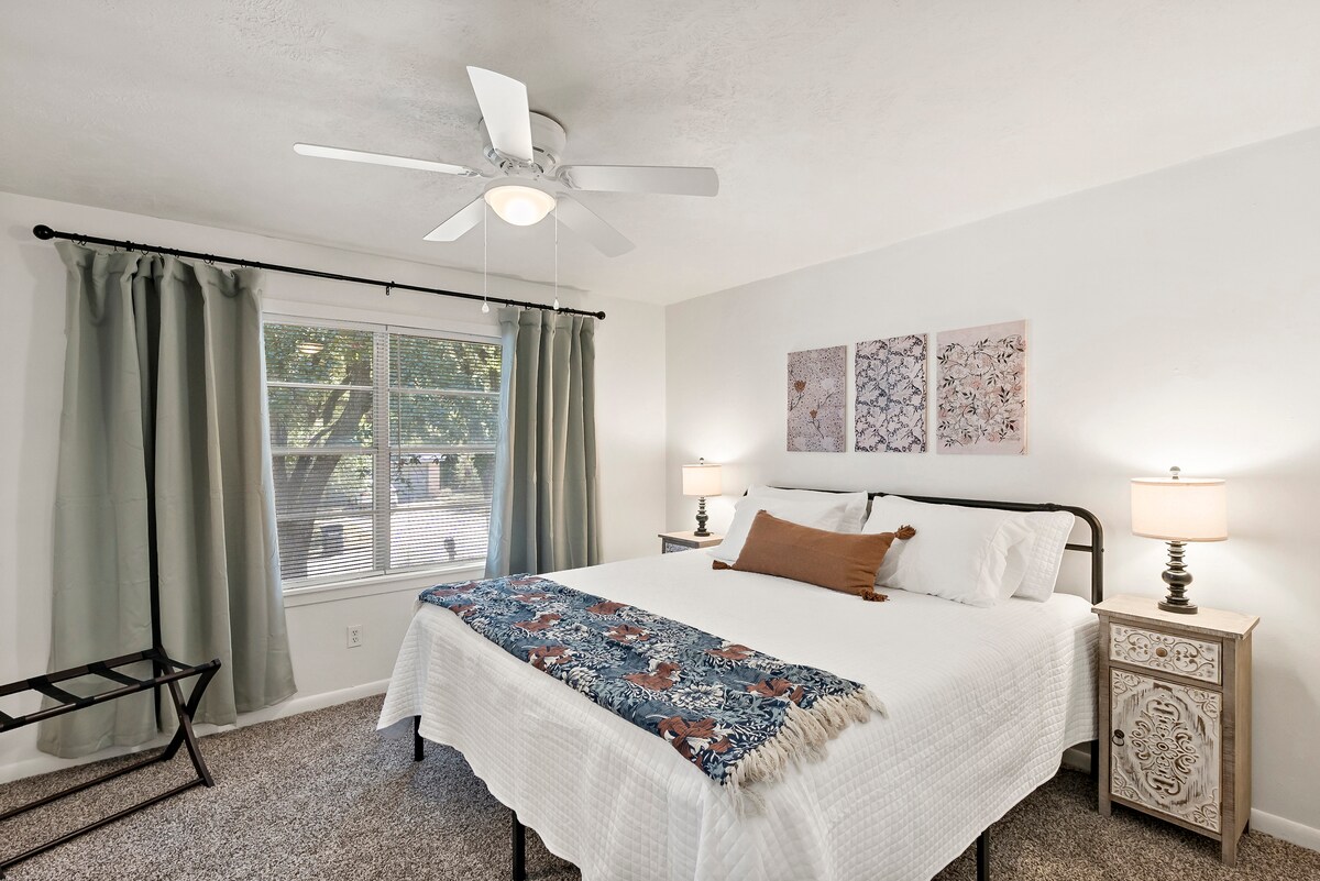 Esta habitación cuenta con una cama tamaño king con acceso privado a un baño Jack y Jill.  Las cortinas opacas garantizan la oscuridad en caso de que quieras dormir después de un largo día. 