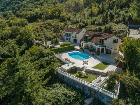 Villa Me Gusto with Sea View, Pool and Jacuzzi
