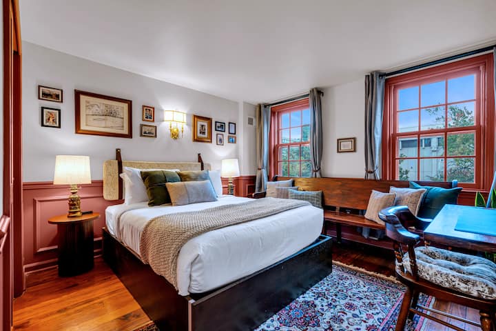 Спалнята включва вековна църковна пейка от Христовата църква, където някога са седели бащите основатели на Америка, добавяйки уникално историческо докосване.