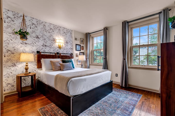 Леглото на Мърфи се сваля с единично легло.