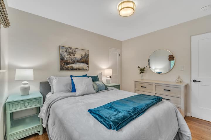 ಸಣ್ಣ ದಿಂಬಿನ ಯುದ್ಧವನ್ನು ಪ್ರಾರಂಭಿಸಲು ಉತ್ತಮ-ಗುಣಮಟ್ಟದ ಲಿನೆನ್‌ಗಳು, ಶೀಟ್‌ಗಳು ಮತ್ತು ಸಾಕಷ್ಟು ದಿಂಬುಗಳು.