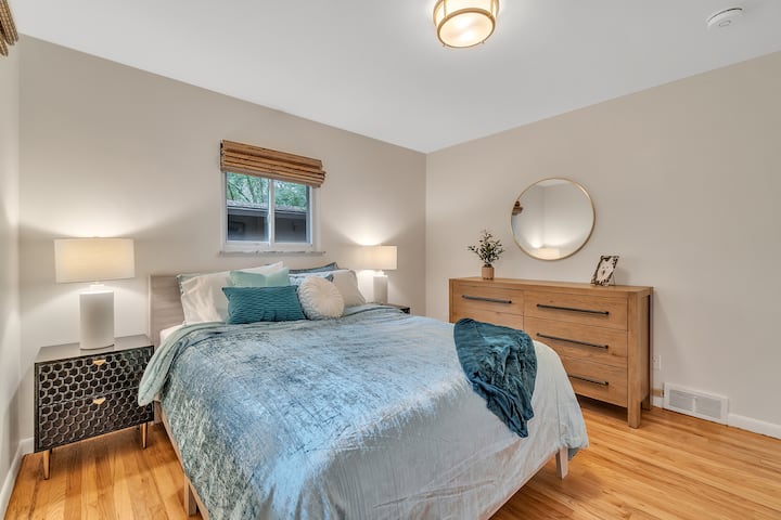 ರೆಸಾರ್ಟ್‌ನಂತಹ ಸೌಕರ್ಯಗಳು ನಮ್ಮ ನಾಲ್ಕು ಬೆಡ್‌ರೂಮ್‌ಗಳಲ್ಲಿ ನಿಮಗಾಗಿ ಕಾಯುತ್ತಿವೆ.