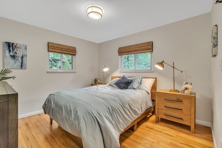 ಸಂಜೆಯ ಸಮಯದಲ್ಲಿ ಹೆಚ್ಚು ನಿಕಟ ಮನಸ್ಥಿತಿಯನ್ನು ಹೊಂದಿಸಲು ಸೊಗಸಾದ ಓದುವ ದೀಪಗಳನ್ನು ಬಳಸಿ.