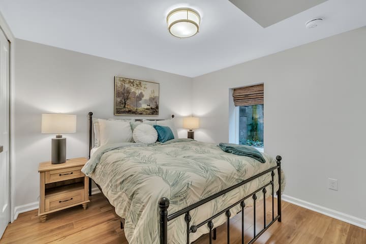 ರಾಣಿ ಗಾತ್ರದ ಹಾಸಿಗೆಯ ಮೇಲೆ ರಾಜಮನೆತನದ ಸದಸ್ಯರಂತೆ ನಿದ್ರಿಸಿ.