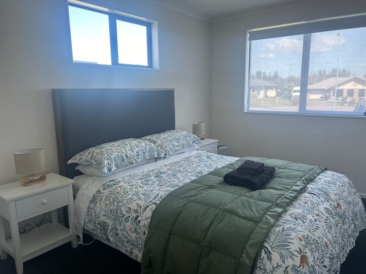 Comfortabel queensize bed met Royal Doulton 100% katoenen lakens, Wallace Cotton dekbedovertrek en groen veren dekbed aan het einde van het bed. Ingebouwde kledingkast. Elektrische deken en verwarming voor koude nachten. Heerlijke rustige sfeer. 