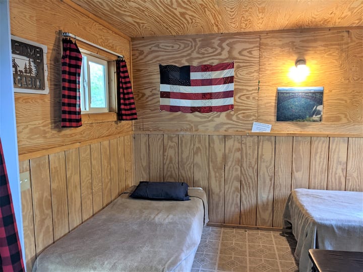 Na prvom katu nalaze se 2 pomična odvojena kreveta. Može se pretvoriti i u bračni krevet. 