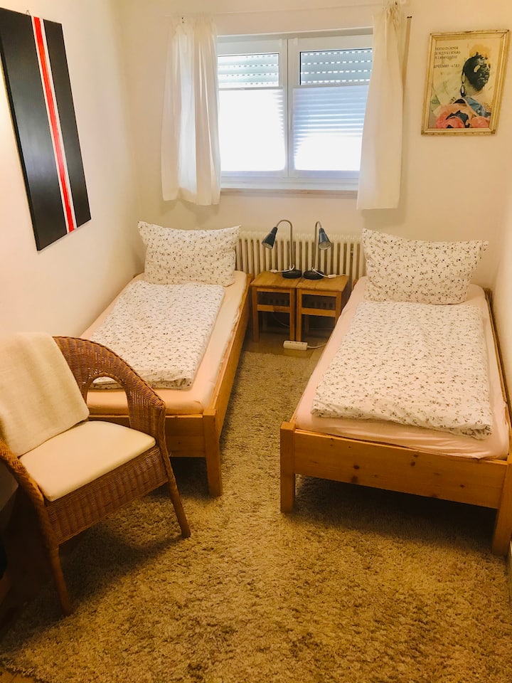 das kleine Zimmer mit zwei Einzelbetten (angefertigt von der Schreinerei Wisser/Glottertal)