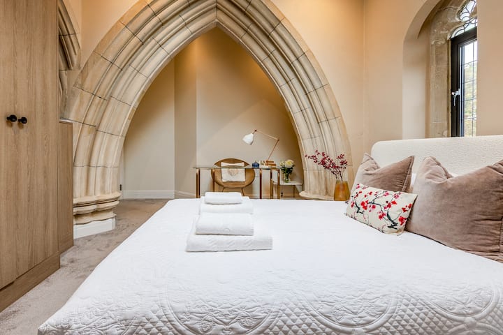 سرير مزدوج في إحدى غرف النوم.