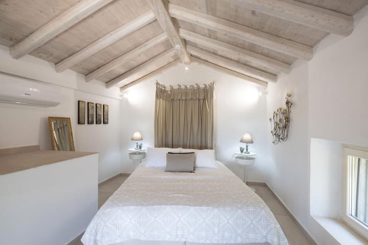 Spálňa 3 sa nachádza v prístavbe s vlastným vchodom, vlastnou kúpeľňou a kuchynkou.