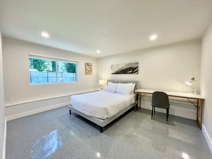 חדר השינה המלא הוא חלל נעים ומאובזר היטב עם מיטה נוחה בגודל מלא עם מצעים רכים לשינה נינוחה בלילה. החדר כולל שולחן עבודה וכיסא ייעודיים, מושלם לאורחים הזקוקים למקום שקט לעבודה או ללימודים. 