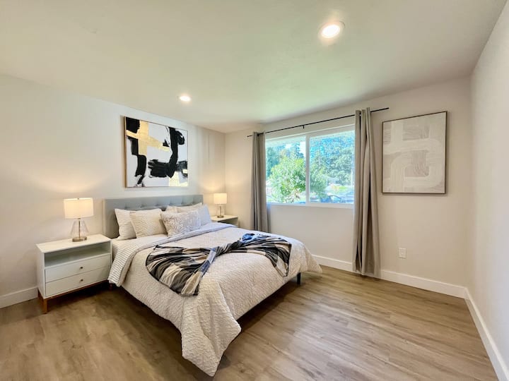 חדר השינה הזה הוא מקום מפלט נעים ומסוגנן עם מיטת קווין סייז נוחה עם מצעים איכותיים לשינת לילה נהדרת. מעוצב בטוב טעם עם נגיעות מודרניות ומציע אווירה שלווה, מושלמת להירגע אחרי יום עמוס.