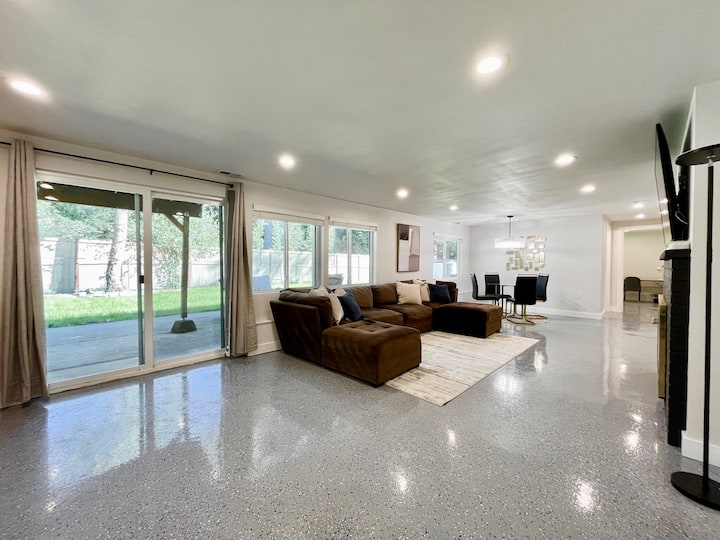 הסלון בקומה הראשונה הוא אזור מרווח ומזמין, מושלם למנוחה או למפגש עם בני משפחה וחברים. 