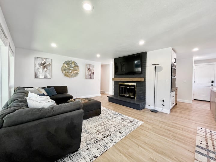 הסלון בקומה השנייה מציע מקום מפלט נעים ופרטי עם מקומות ישיבה נוחים ואווירה מרגיעה.  זה מקום נהדר למשפחות או לקבוצות להירגע וליהנות מהשבתות מהאזורים העיקריים למטה.