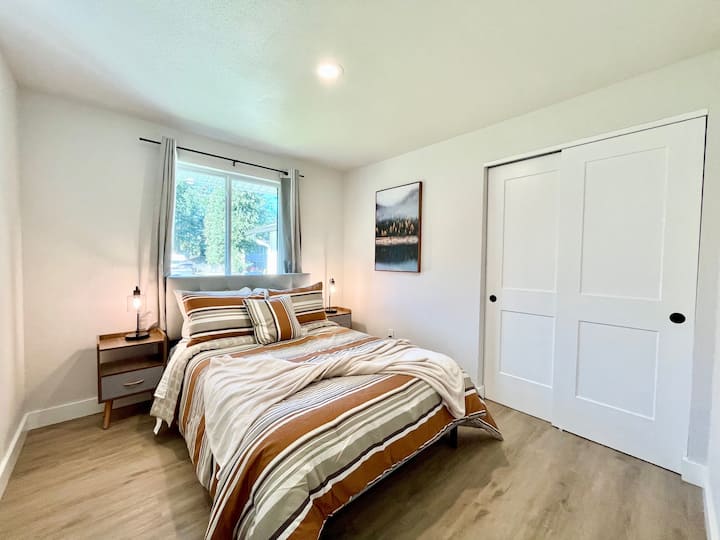 חדר שינה נעים ונוח, עם מיטת קווין סייז עם מצעים רכים ואיכותיים לשינה נינוחה בלילה. ארון מרווח מספק שפע של מקום אחסון לחפצים שלכם, כך שקל להישאר מאורגנים במהלך הביקור.