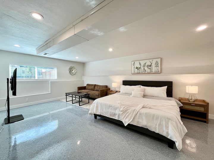 חדר השינה המלכותי מציע מקום מפלט מרווח ונוח, עם מיטת קינג סייז מפוארת עם מצעים איכותיים. החדר מצויד בטלוויזיה עם מסך שטוח 55אינץ 'לבידור וספה נוחה, מושלמת למנוחה או לקריאה. 