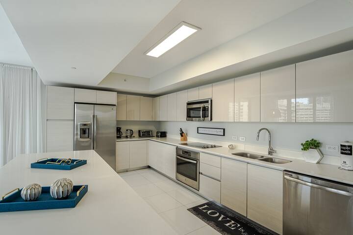 Luxury 3BR Waterfront w/ Kitchen gallery image 5